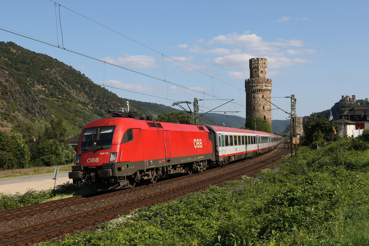 1016 018 war am 21. Juli 2021 mit einem  EC  bei Oberwesel am Rhein in Richtung Köln unterwegs.