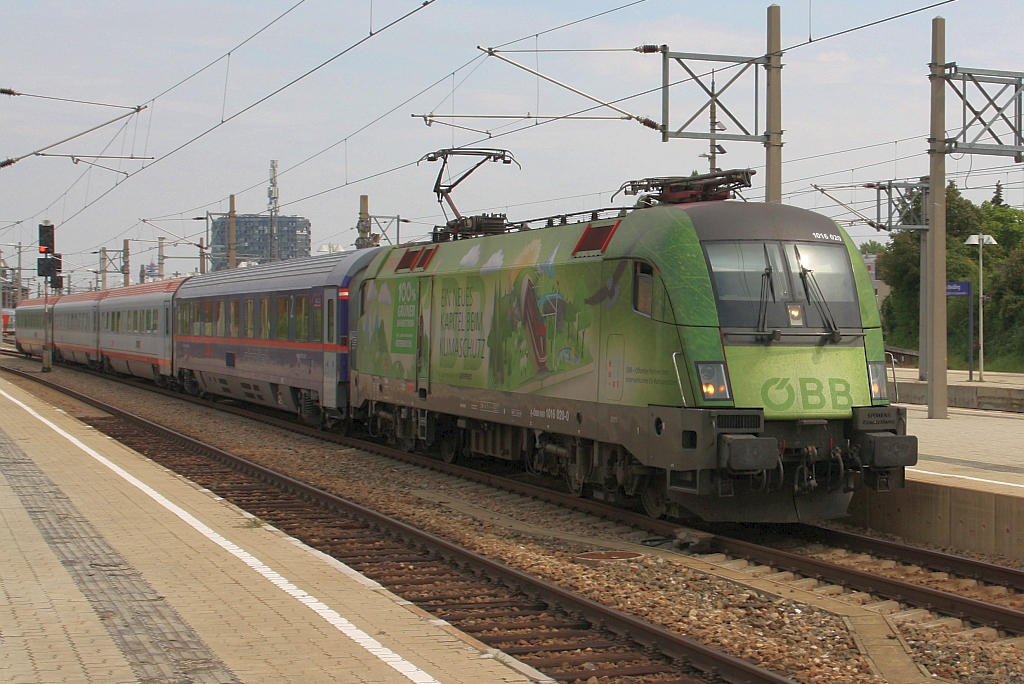 1016 020-0 fährt am 31.August 2018 mit dem D 737 (Wien Hbf. - Villach) in den Bahnhof Wien Meidling ein.