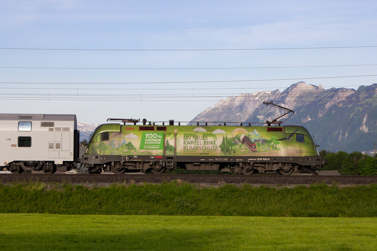 1016 020-0 schiebt ihre Dostos gen Bludenz bei Sulz Röthis. 22.5.20
