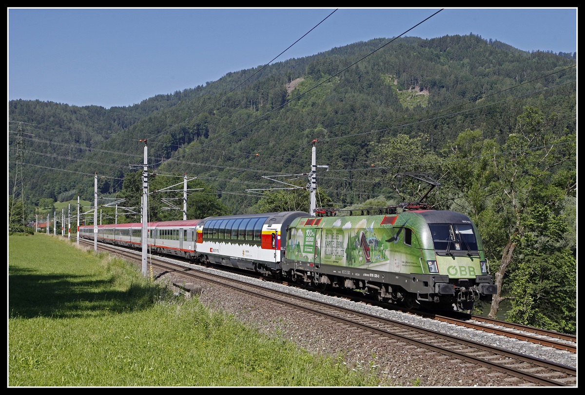 1016 020 mit EC164 zwischen Frohnleiten und Mixnitz - Bärenschützklamm am 9.07.2020.