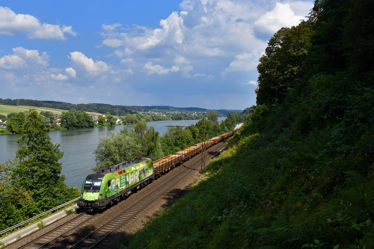 1016 020 mit einem Langschienenzug am 24.07.2018 bei Seestetten.