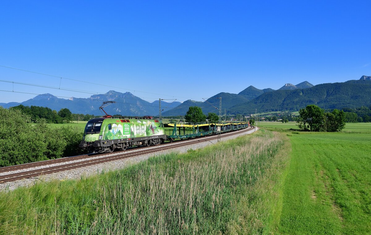 1016 020 mit einem leeren Autozug am 16.06.2021 bei Bernau am Chiemsee. 