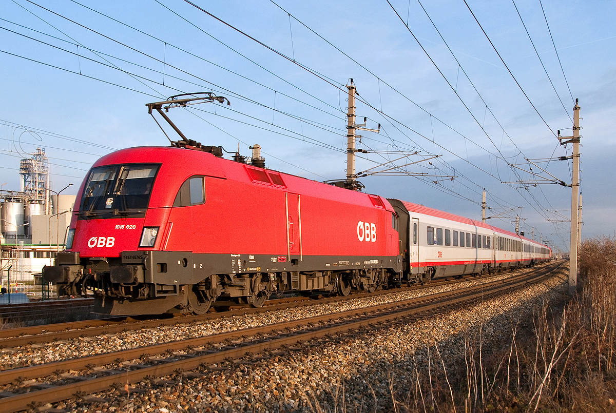 1016 020 ist mit IC 692 ist von Flughafen Wien nach Klagenfurt unterewegs. Mannswörth, am 14.12.2015.