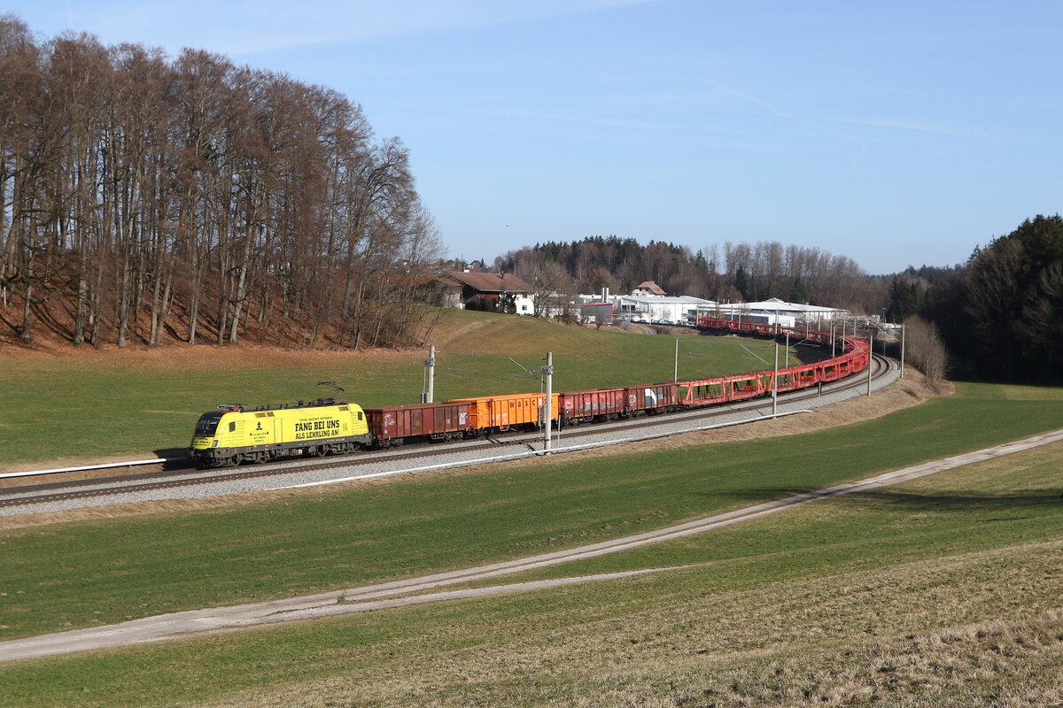 1016 020  Profis am Werk  war mit einem gemischten Güterzug am 5. Februar 2024 bei Axdorf im Chiemgau in Richtung München unterwegs.