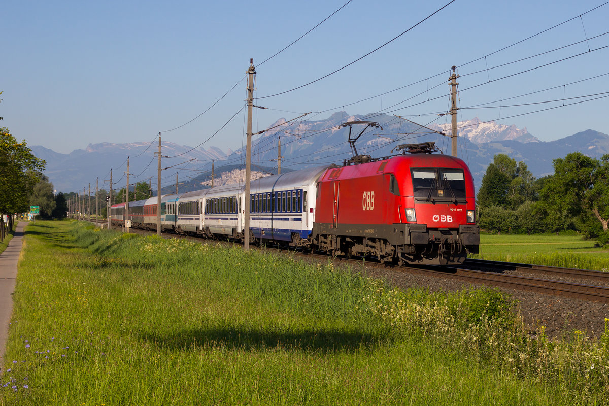1016 021-8 zieht ihren EuroNight durch Vorarlberg auf der Umleiterstrecke nach Zürich . Zwischen Hohenems und Dornbirn. Fahrtrichtung Dornbirn. 26.6.2017