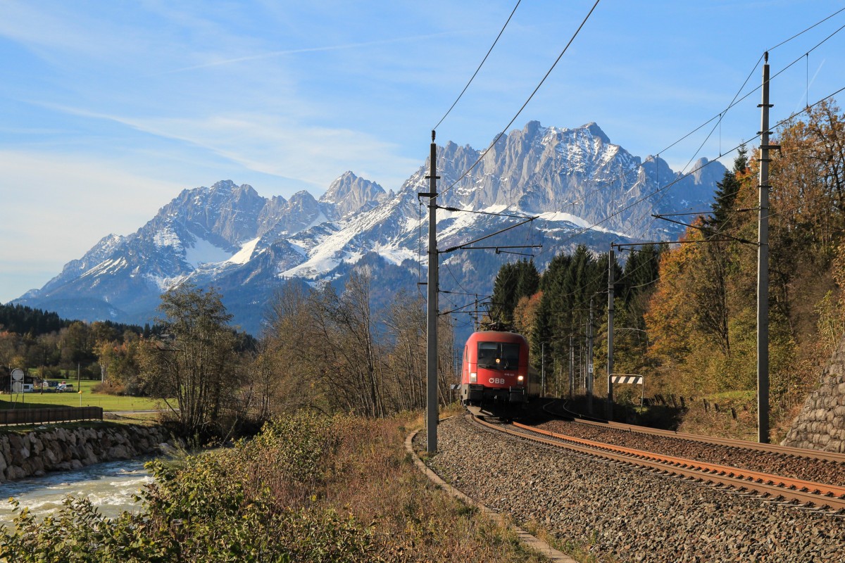 1016 021 zieht ihren umgeleiteten IC auf der Giselabahn in Richtung Zell am See, Fuchsham am 01. November 2014. 
