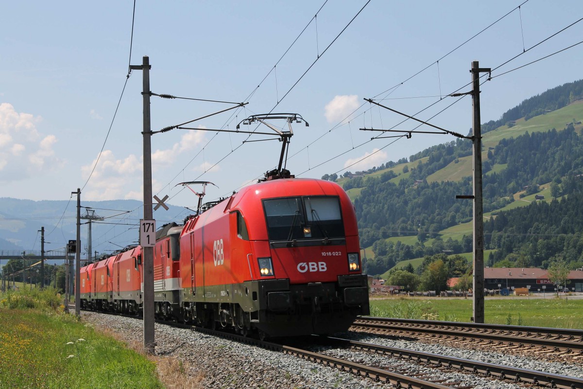 1016 022 mit einem Lokzug bestehende aus eine 1144 und drei Taurussen in die Richtung Kitzbhel bei Brixen im Thale am 24-7-2013.
