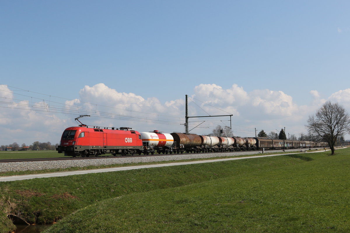 1016 022 mit einem  Mischer  aus Salzburg kommend am 16. April 2021 bei Übersee am Chiemsee.
