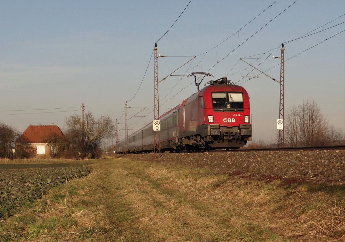 1016 022 zu sehen mit dem EC 112 am 09.03.15 bei Neu Ulm.