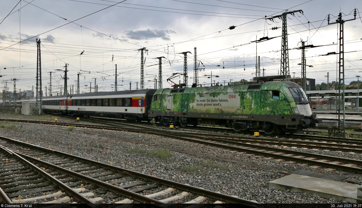 1016 023-4 (Siemens ES64U2), mit Werbung für ÖBB Green Points, erreicht den Endbahnhof Stuttgart Hbf auf Gleis 4.
Aufgenommen von Bahnsteig 1/2.

🧰 ÖBB
🚝 IC 184 (Linie 87) Zürich HB (CH)–Stuttgart Hbf (D) | RE 50184 (RE87) Singen(Hohentwiel)–Stuttgart Hbf
🕓 30.7.2021 | 19:37 Uhr