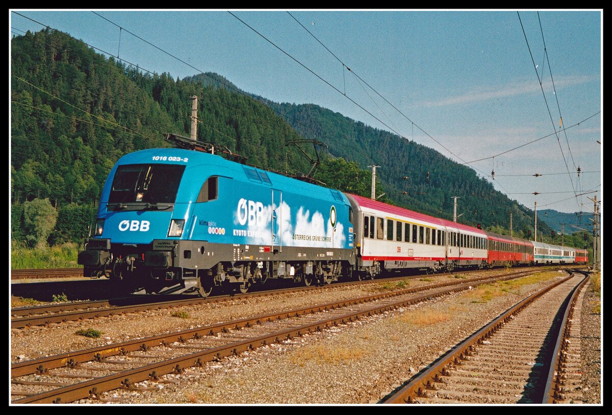 1016 023 fährt am 7.06.2004 mit IC 151 durch den Bahnhof Mixnitz - Bärenschützklamm.