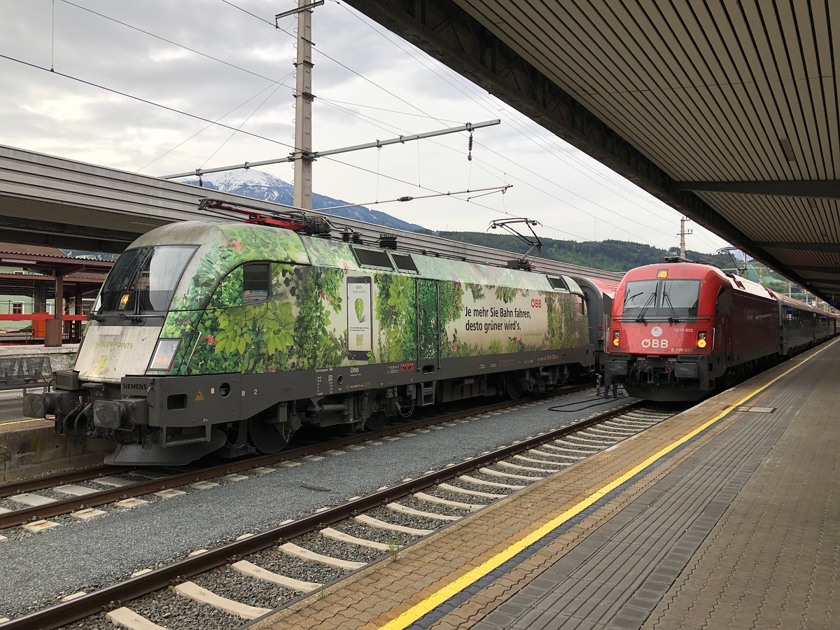 1016 023  Green Points  nach Ankunft aus Landeck-Zams am frühen trüben Morgen des 21.05.2021. Auf Bahnsteig 5 wartet der EC 288 auf die Ausfahrt nach München Hbf mit 1216 032
Innsbruck Hbf am 21.05.2021 