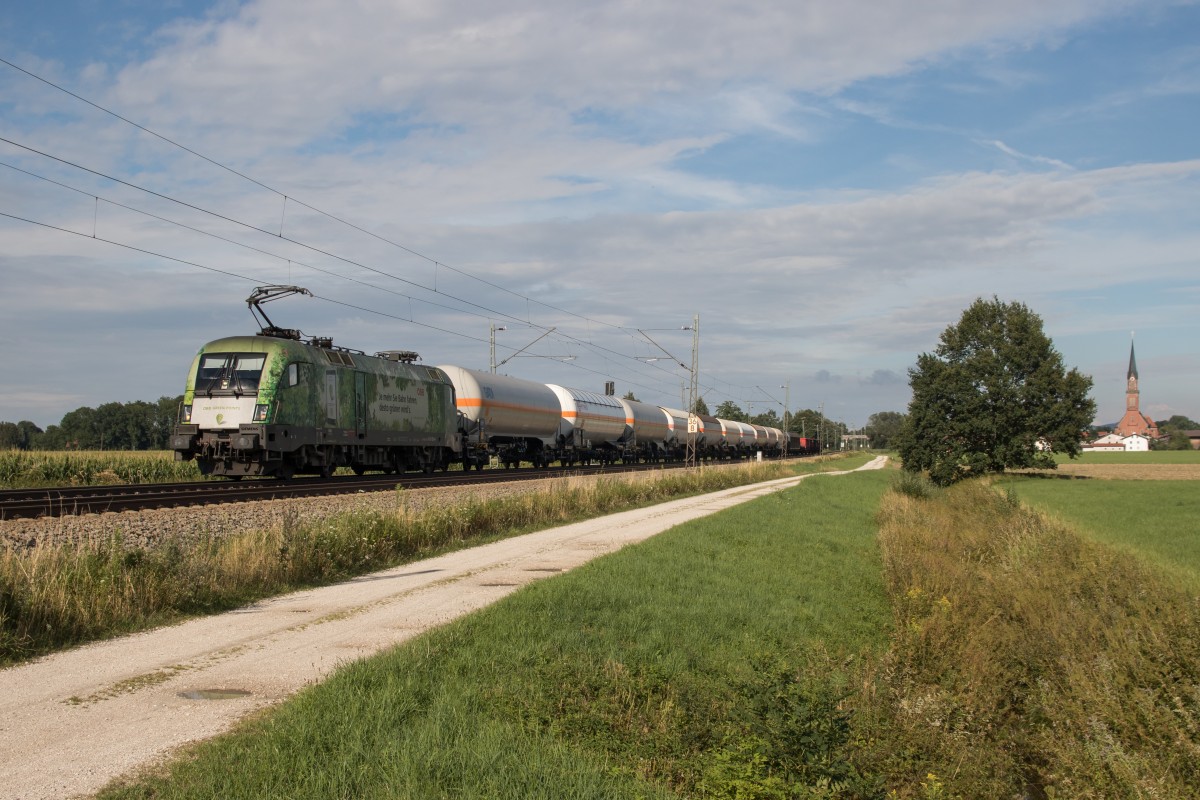 1016 023 mit einem Güterzug am 2. August 2015 bei Übersee.