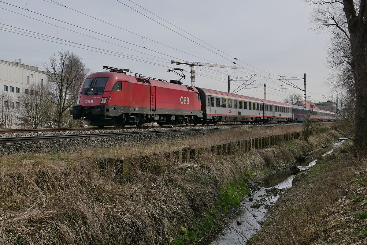 1016 024-2 mit den Wagen des IC 118  BODENSEE , Innsbruck - Bochum, in den am 17.03.2022 ein  nightjet -Wagen eingereiht ist, zwischen der Haltestelle Biberach (Riß) Süd und dem Bahnhof Biberach (Riß)