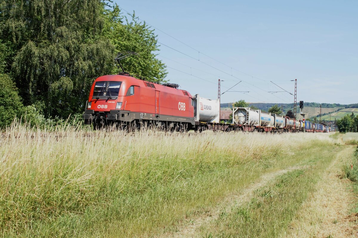 1016 025-9 mit einem Aufliegerzug bei Himmelstadt am 15.06.2022