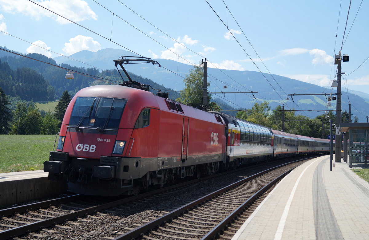 1016 025 mit EC 163  Transalpin  (Zürich HB - Graz Hbf) in Pill-Vomperbach, 31.07.2018.
