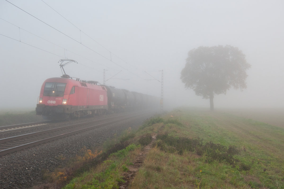 1016 025 mit einem Kesselwagenzug bei Retzbach-Zellingen Richtung Würzburg, 13.10.2018