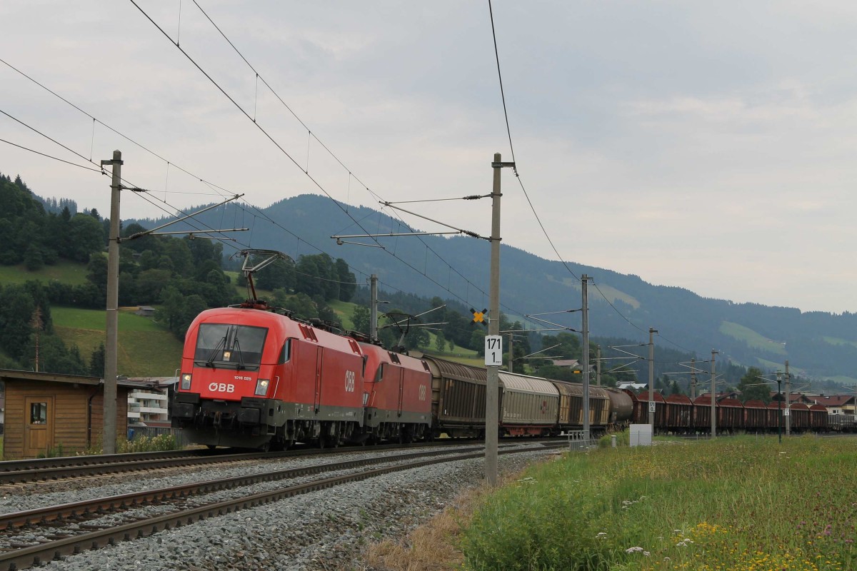 1016 025 und eine weitere Taurus mit einem Gterzug in die Richtung Wrgl bei Brixen im Thale am 24-7-2013.