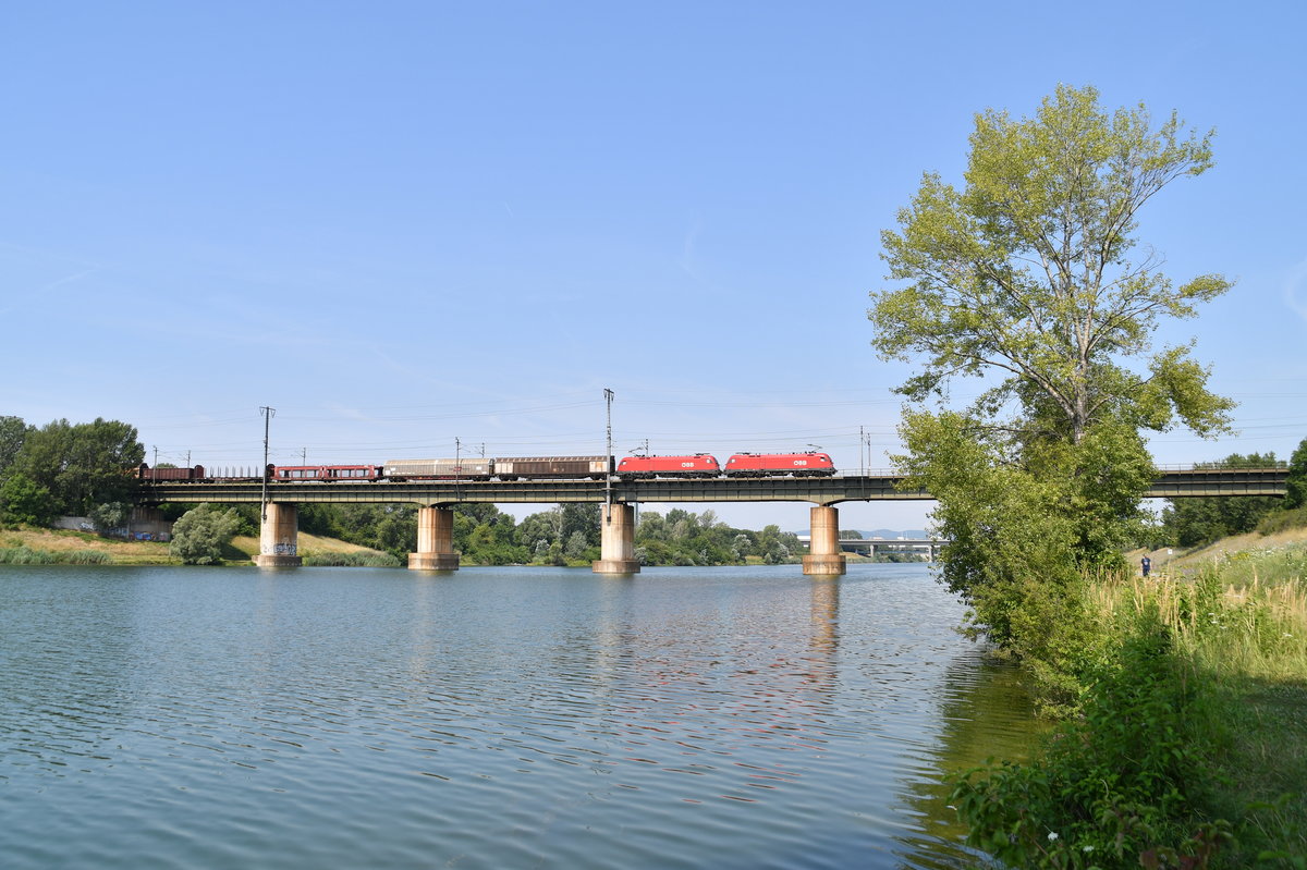 1016 027-5 + 1116 196-7 mit einem gemischten Güterzug am 19.07.2019 auf der Donaubrücke in Wien-Stadlau