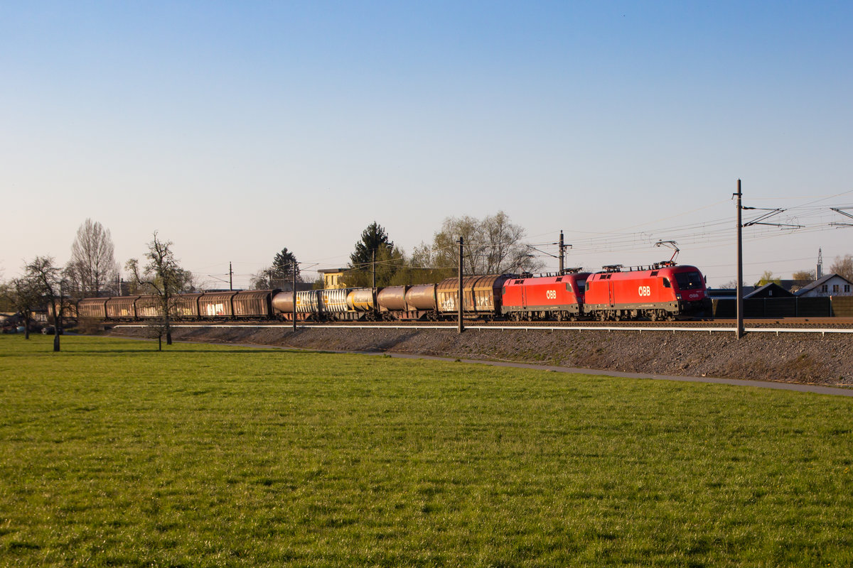1016 027-5 und 1116-078-7 mit ihrem Güterzug aus Wolfurt. 6.4.20