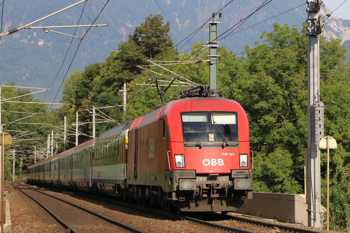 1016 027 brachte am 3. September 2016 den EC 151 von Wien Hbf nach Bruck an der Mur. Der Zug wurde unweit des Bahnhofes Payerbach-Reichenau aufgenommen.  