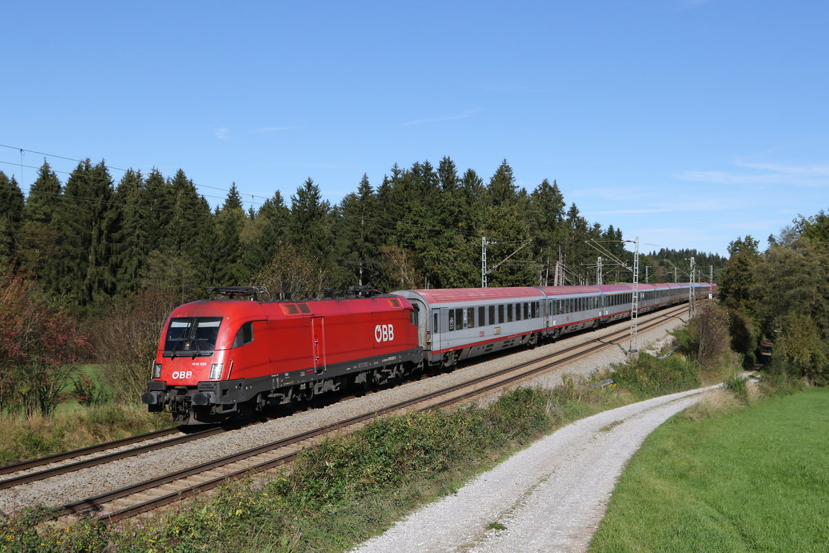 1016 028 auf dem Weg nach München am 8. Oktober 2020 bei Grabenstätt im Chiemgau.