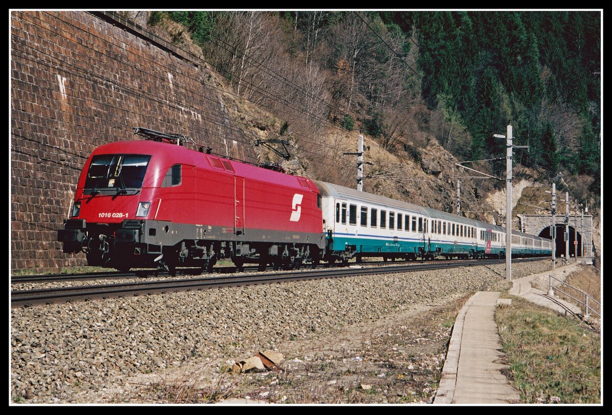 1016 028 mit EC31 zwischen Galgenbergtunnel und Annabergtunnel am 30.03.2002.