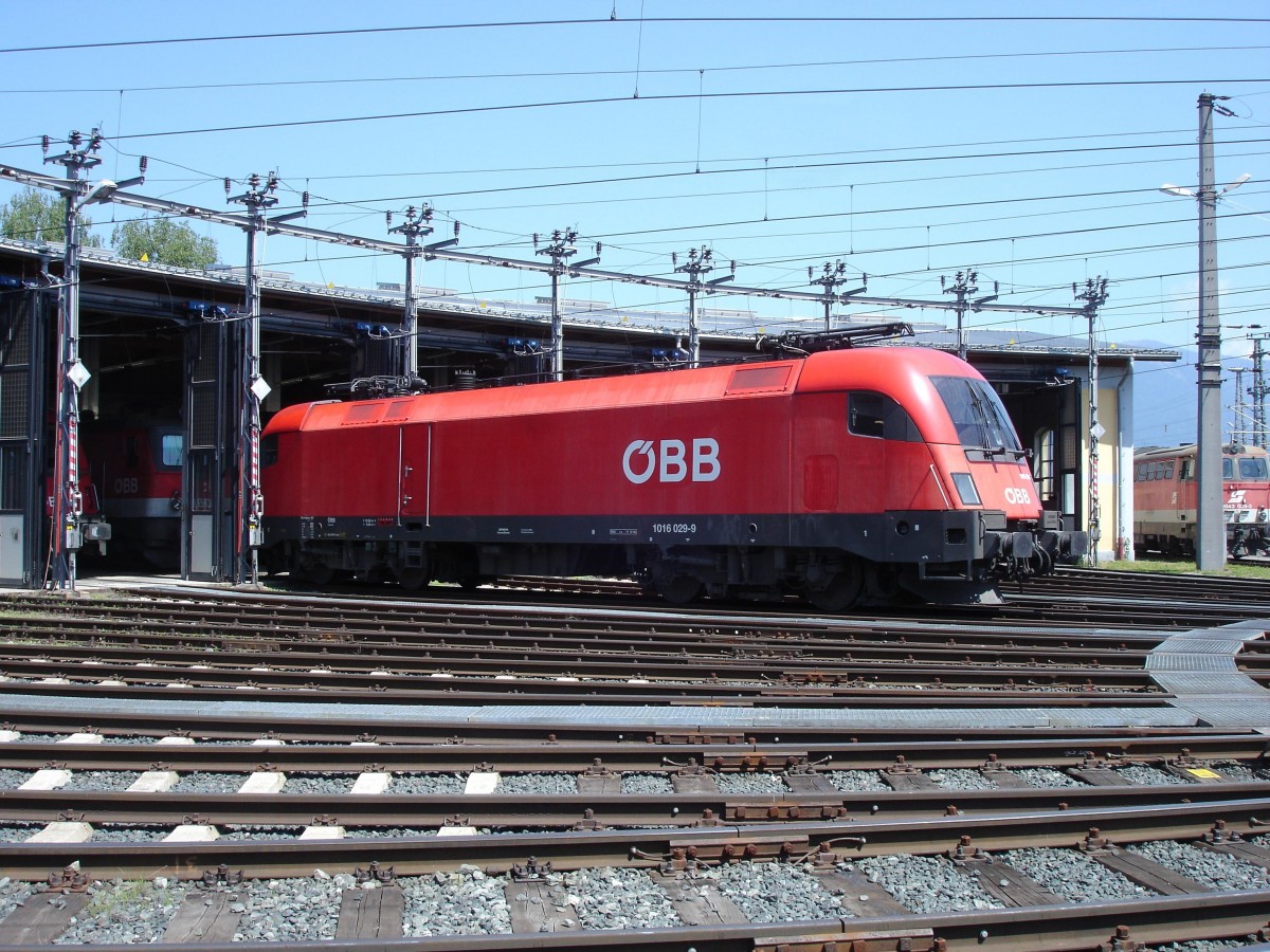 1016 029-9 OBB BW Villach WestBhf 17-05-2009 - Bahnvideos in Youtube - http://www.youtube.com/user/cortiferroviariamato/videos - Auch 103 245 mit altes Logo und CNL in Innsbruck,Taurus  Cobra  und Guterzuge am Brenner (BLS,Lokomotion,FS,TX Logistics,MRCE) - 2014