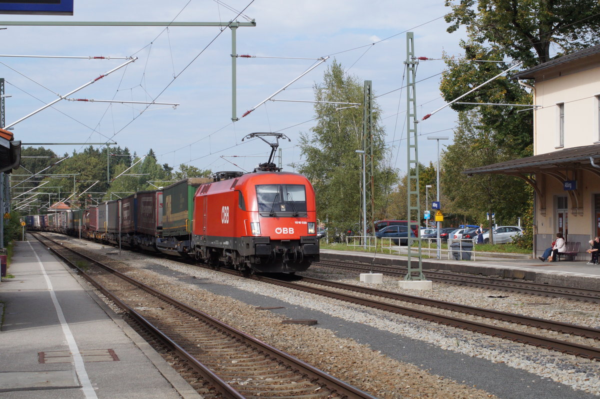 1016 029 der ÖBB mit Güterzug bei der Durchfahrt durch den Bahnhof Aßling nach Süden (Strecke München - Rosenheim). 22. September 2017