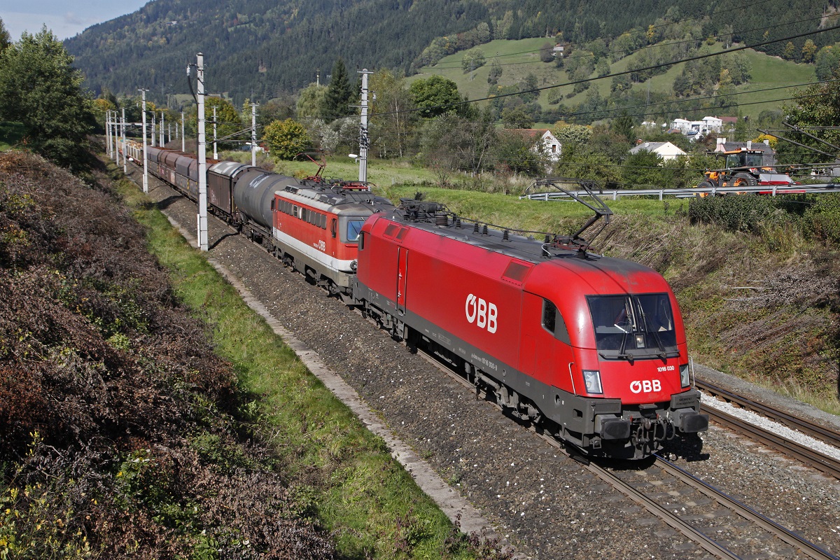 1016 030 + 1142 621 mit Güterzug bei Rottenmann am 28.09.2017.