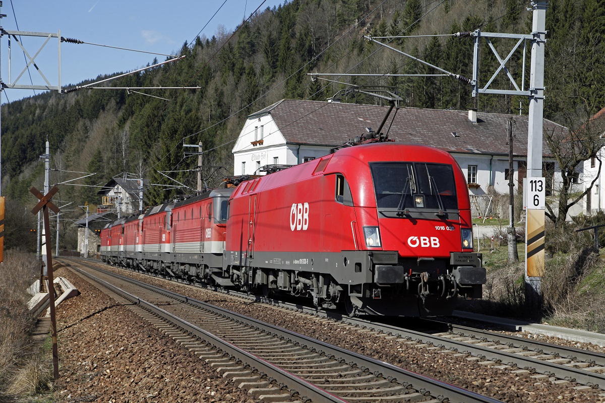 1016 030 zieht am 17.03.2014 fünf Loks der Baureihe 1144 als Lokzug bei Mürzzuschlag über die Semmeringstrecke.