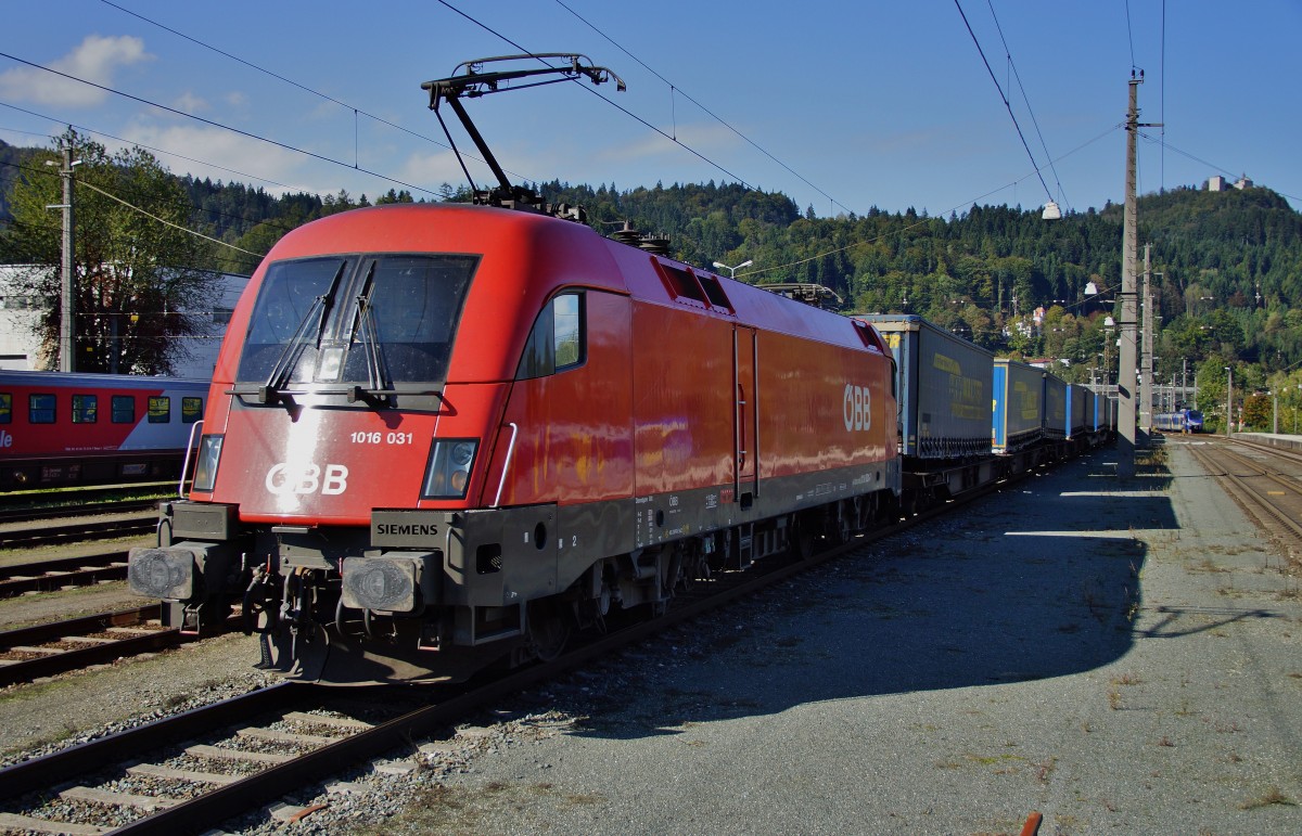 1016 031 mit einen Aufliegerzug bei der Durchfahrt vom Bhf. Kufstein am 27.09.14.