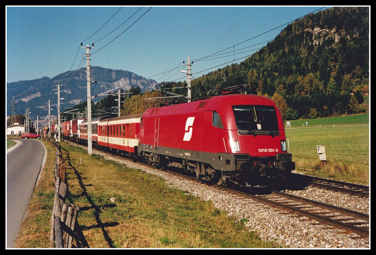 1016 031 mit einer  Rollenden Landstraße  bei Mariahof St.Lamprecht am 9.10.2001.