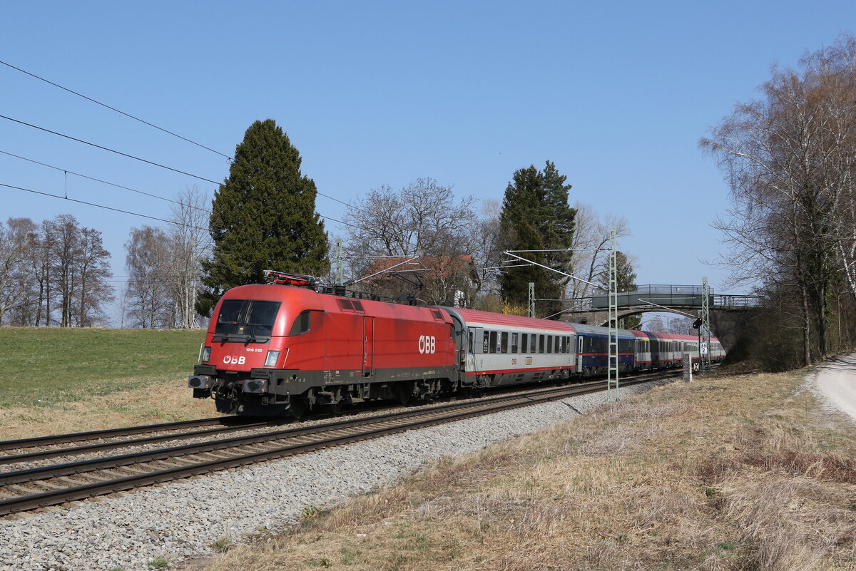 1016 032 aus Salzburg kommend am 28. März 2022 bei Übersee am Chiemsee.