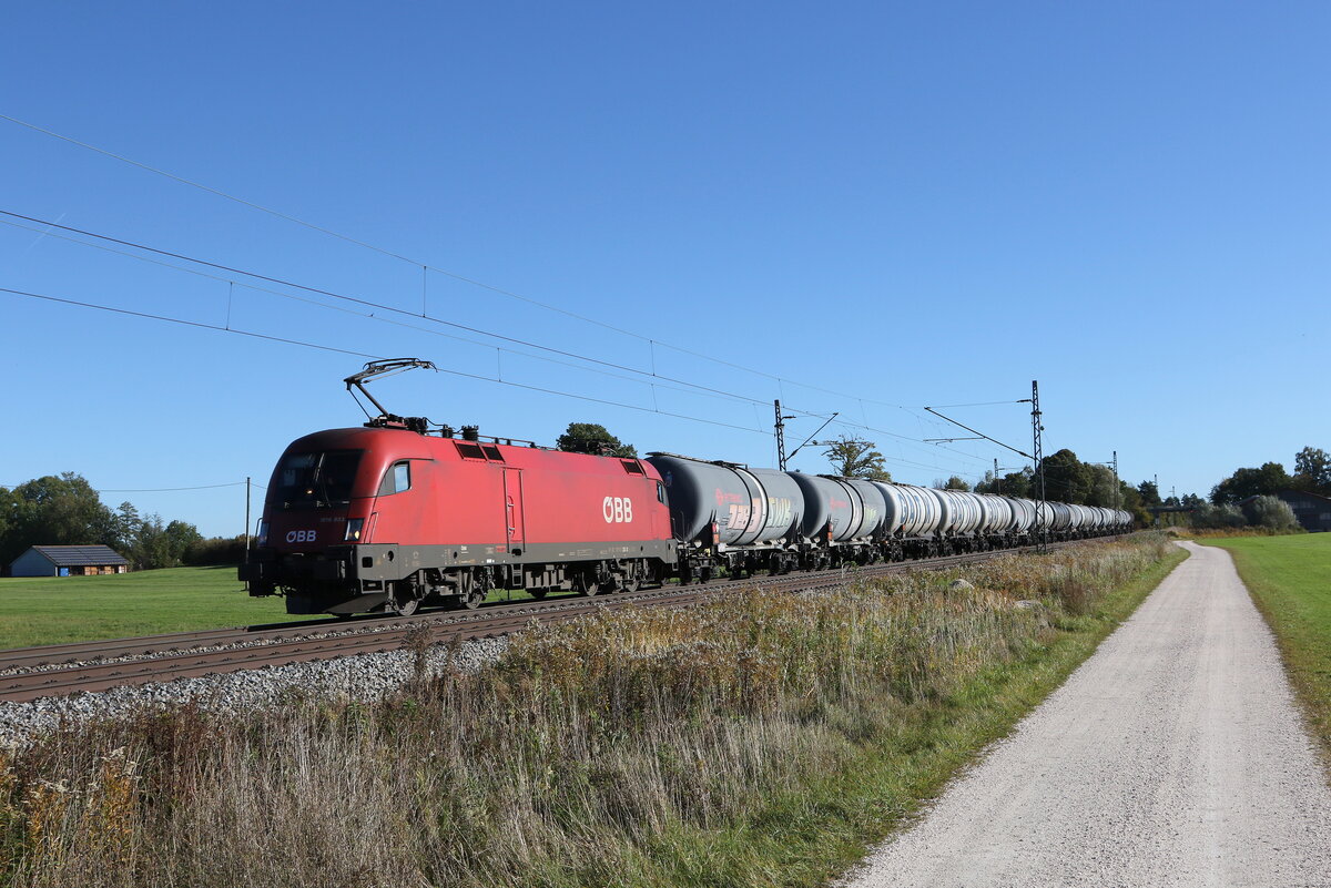 1016 033 mit einem Kesselwagenzug aus Salzburg kommend am 20. Oktober 2021 bei Übersee am Chiemsee.