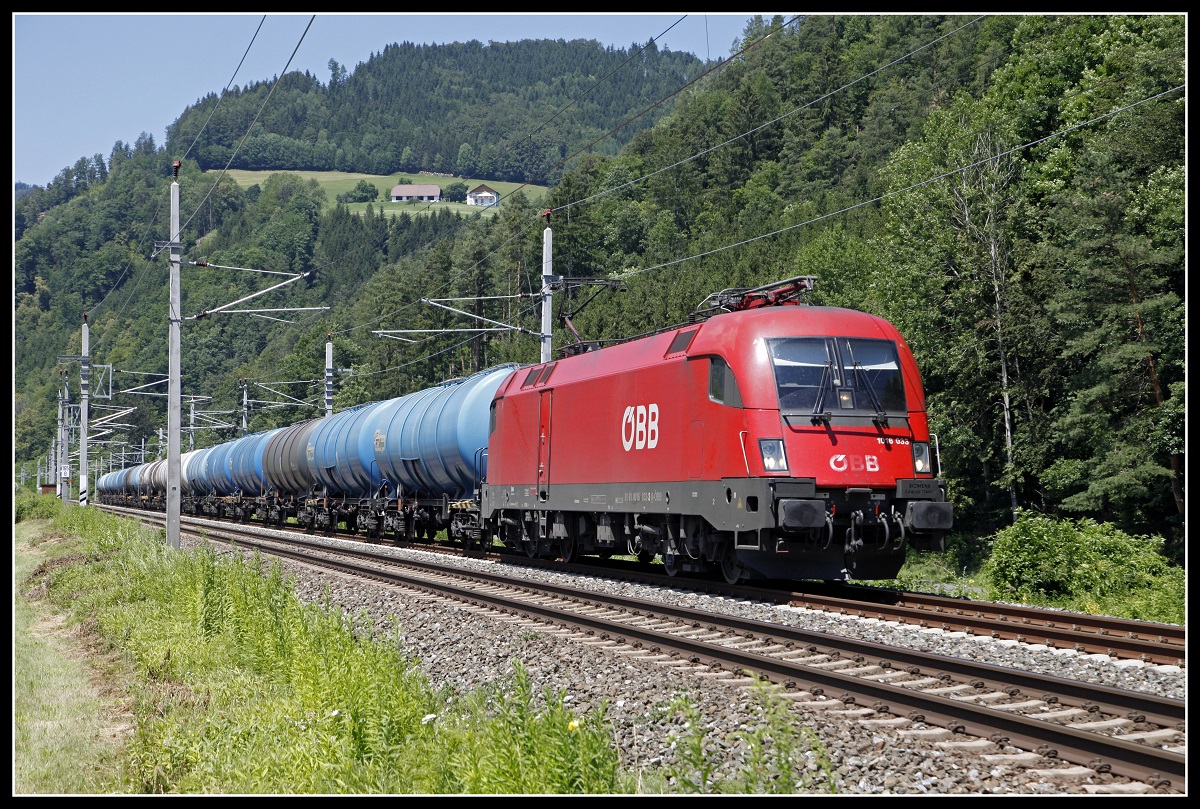 1016 033 mit Güterzug bei Pernegg am 9.07.2020.