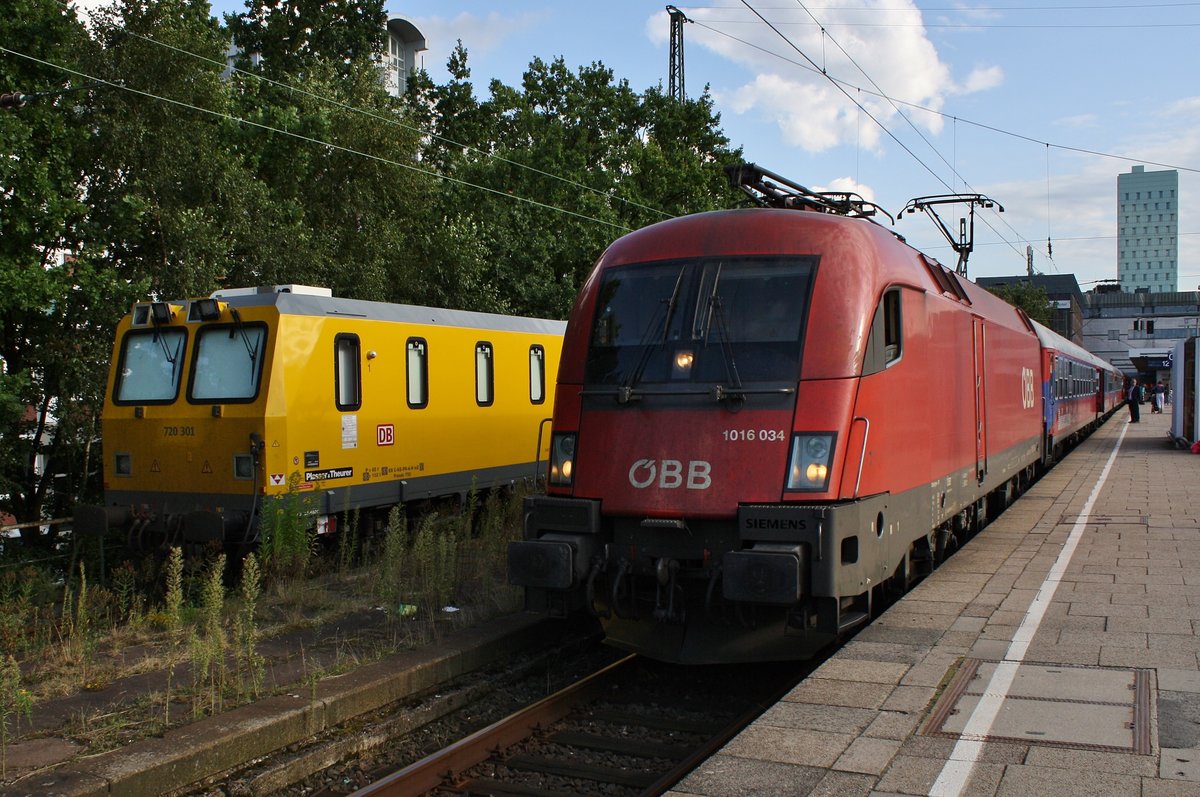 1016 034-1 trifft am 2.9.2017 mit dem HKX1809 von Hamburg-Altona nach Köln Hauptbahnhof im Startbahnhof auf 720 301. 