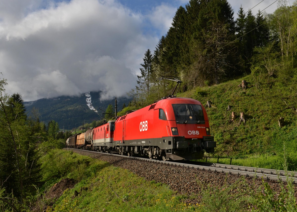 1016 035 + 1144 xxx mit G�terzug am 04.05.2013 bei Bad Hofgastein.