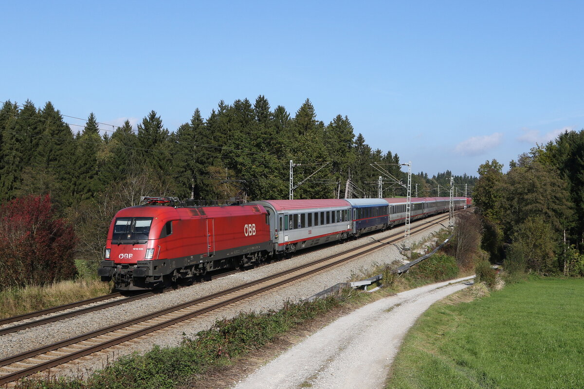 1016 035 mit einem  EC  aus Salzburg kommend am 18. Oktober 2021 bei Grabenstätt im Chiemgau.