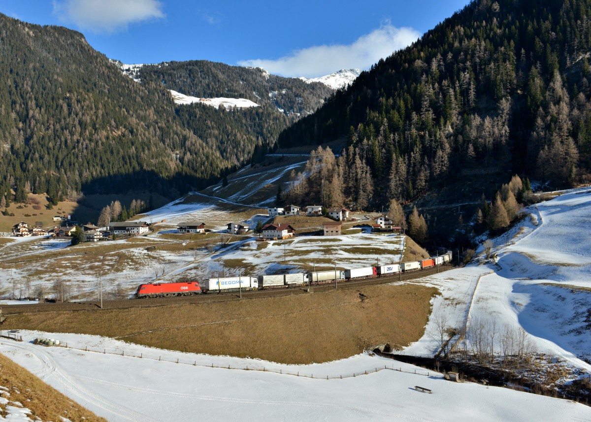 1016 035 mit einer Rola am 18.02.2016 bei St. Jodok am Brenner. 