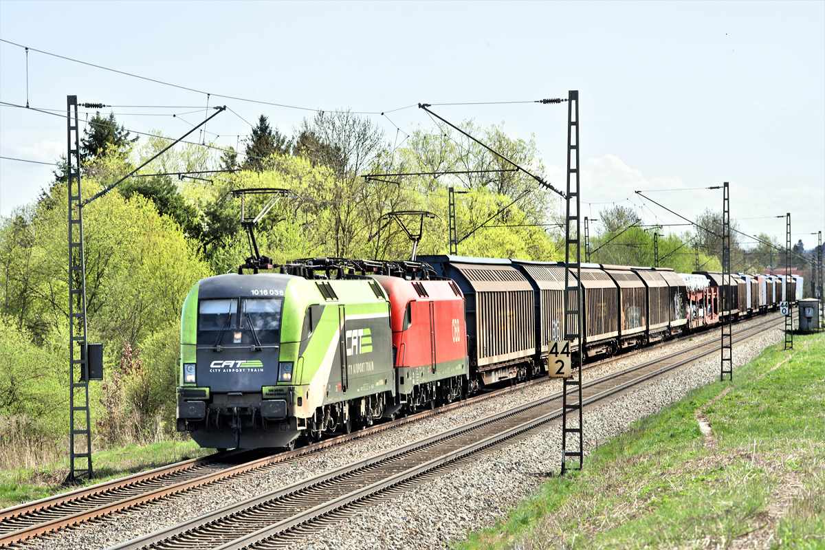 1016 036 ist mit einer Schwesterlokomotive in Langenisarhofen mit einem gemischten Güterzug nach Nord unterwegs.Bild 13.4.2018