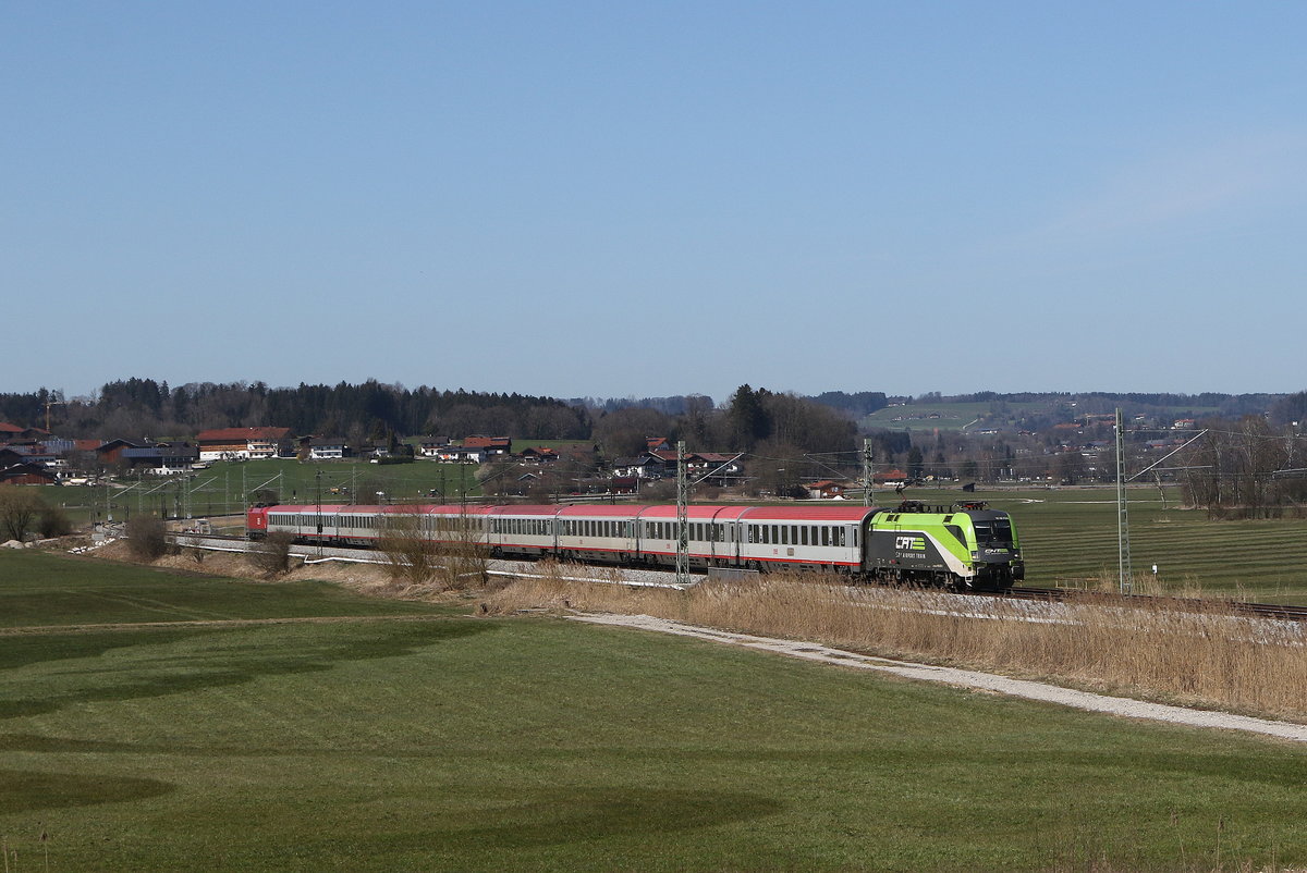 1016 036 war am 31. März 2021 mit dem  EC 113  bei Bernau am Chiemsee in Richtung Klagenfurt unterwegs.