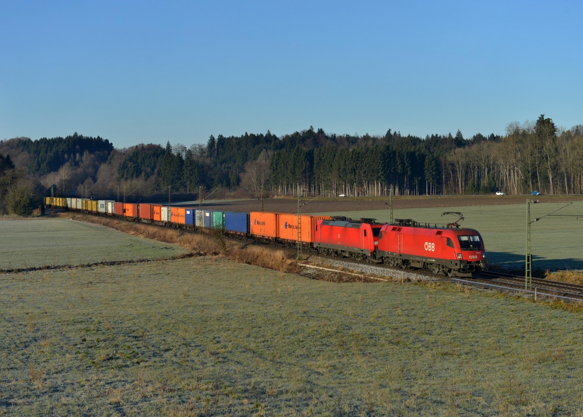 1016 038 + 185 316 mit einem Containerzug am 30.12.2013 bei Bergham.