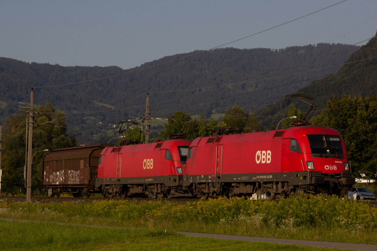 1016 038-2 mit 012-7 am 30.7.20 kurz hinter Dornbirn gen Feldkirch. 