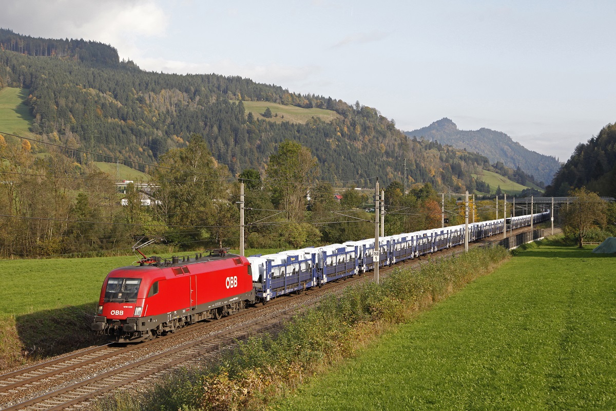 1016 038 mit Güterzug bei Wald am Schoberpaß am 28.09.2017.