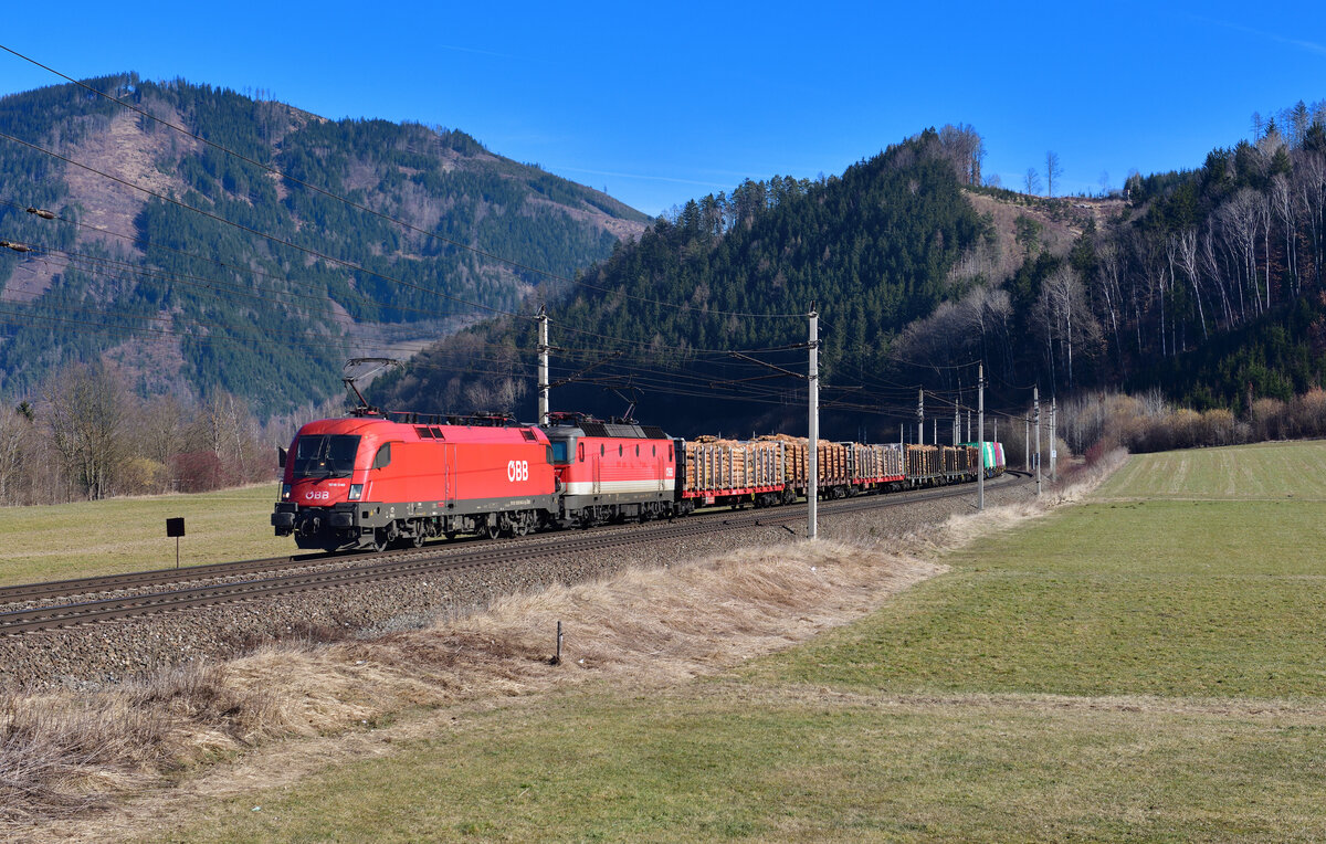 1016 040 + 1144 119 mit einem Güterzug am 16.02.2024 bei Niklasdorf.