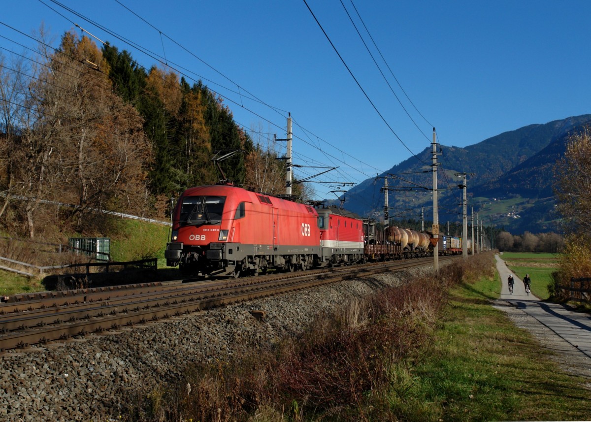 1016 040 + 1144 xxx mit einem G�terzug am 17.11.2012 bei Terfens.