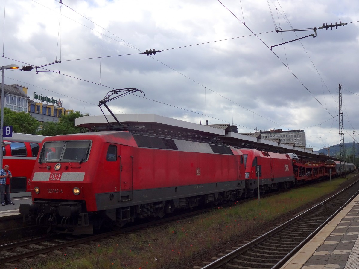 1016 040 hat wohl den Geist aufgegeben. 120 147 lieferte dann wohl Ersatz. 
Die Lok hatte die Aufgabe den EuroNight nach Düsseldorf zu bringen. Dieser hatte rund 4 Stunden Verspätung. 
Aufgenommen am 19.05.15 im Hauptbahnhof Koblenz. 

