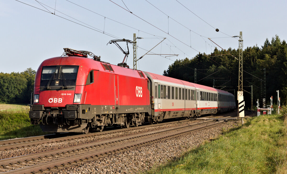 1016 040 mit EC 112 Klagenfurt-Frankfurt am 25.09.2021 an der ehemaligen Blockstelle Gurgelhau zwischen Beimerstetten und Westerstetten. Grüße gehen auch an den TF. 