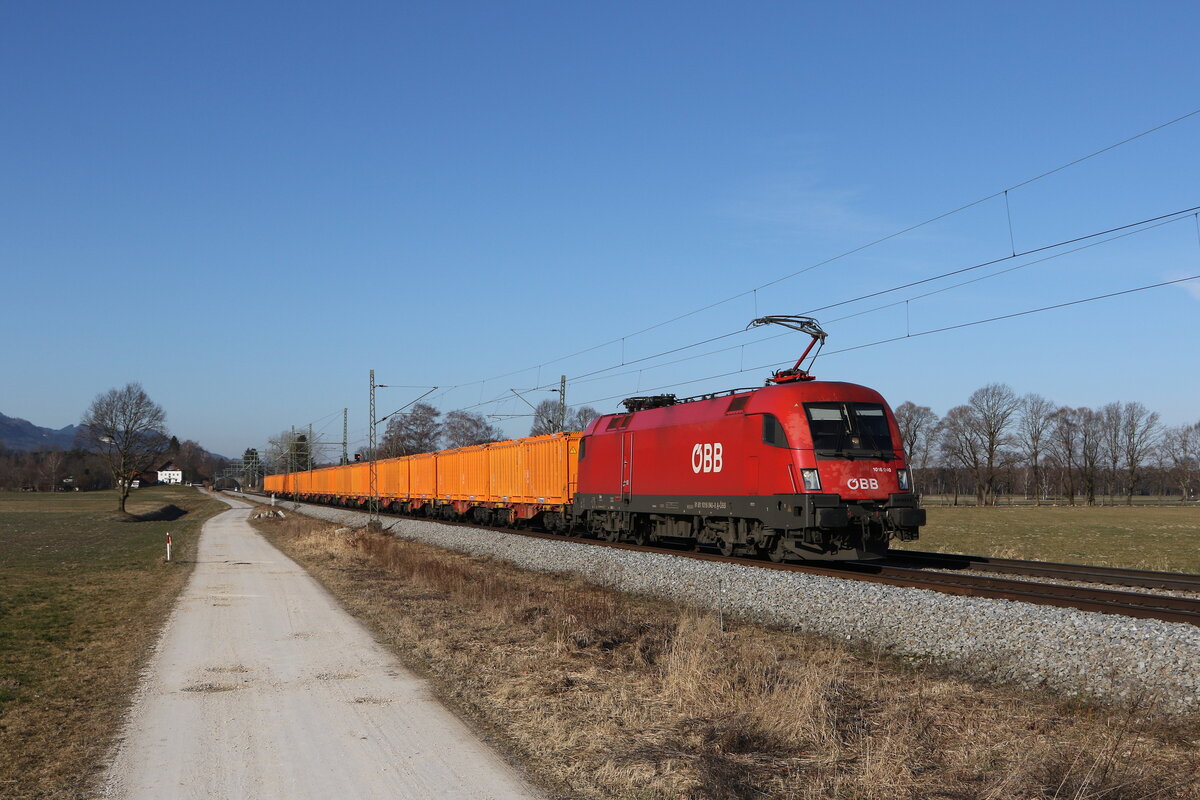 1016 040 mit einem Containerzug auf dem Weg nach Salzburg am 3. März 2022 bei Übersee am Chiemsee.